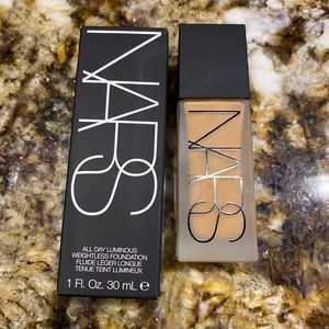 NARS Luminous Weightless Foundation 30ML Med 2